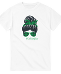 Grafisk illustration av kvinna i messy bun och solglasögon – vit t-shirt