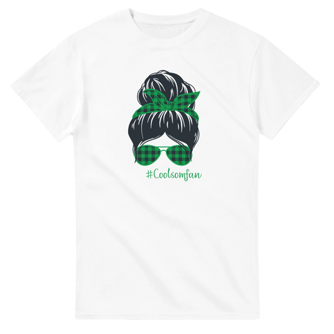 Grafisk illustration av kvinna i messy bun och solglasögon – vit t-shirt