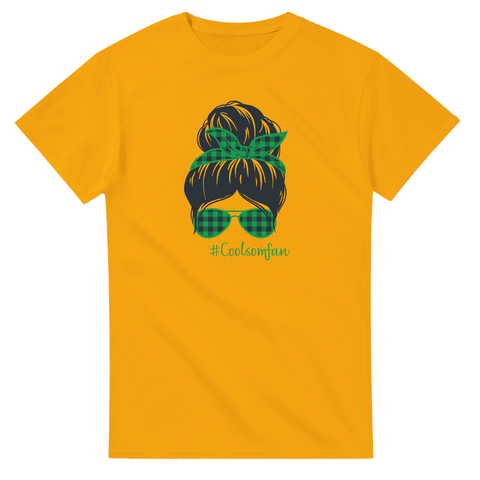 Illustration av kvinna med hårknut och texten #Coolsomfan – gul t-shirt