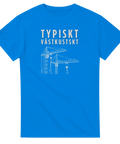 Västkustskt kranmotiv med text "TYPISKT VÄSTKUSTSKT" i vitt på blå t-shirt.