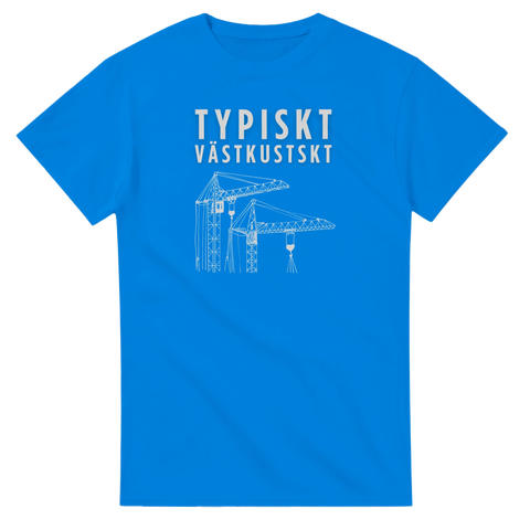 Västkustskt kranmotiv med text "TYPISKT VÄSTKUSTSKT" i vitt på blå t-shirt.