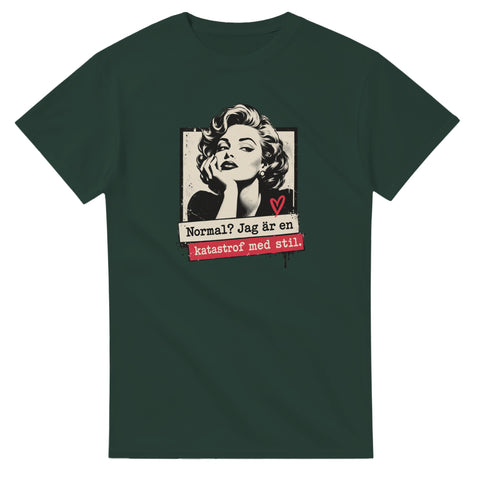 Mörkgrön t-shirt med kvinnoporträtt och texten ”Normal? Jag är en katastrof med stil.”