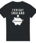 Svart t-shirt med vitt tryck av en spargris och texten Typiskt Småland