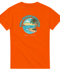 Illustration av en tropisk solnedgång och texten Fyra veckor semester på en orange t-shirt