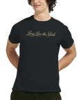 Man bär svart t-shirt med guldskrift och tidlös passform