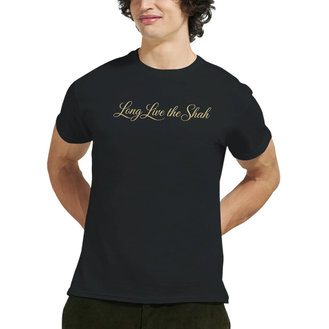 Man bär svart t-shirt med guldskrift och tidlös passform