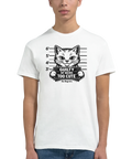 Svartvit katt i mugshot med texten "Guilty of Being Too Cute" på vit t-shirt.