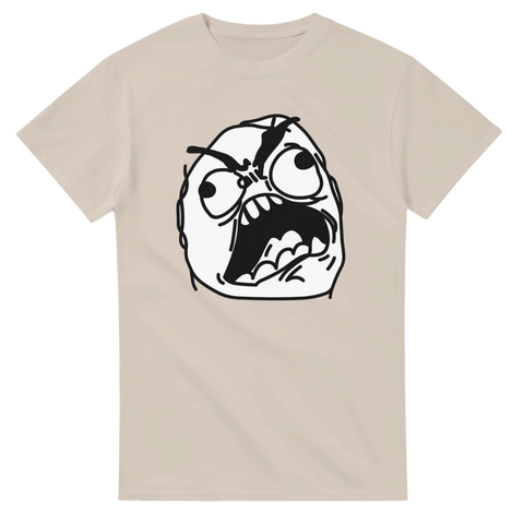 Retro internet meme ansikte med storögt uttryck på en beige t-shirt