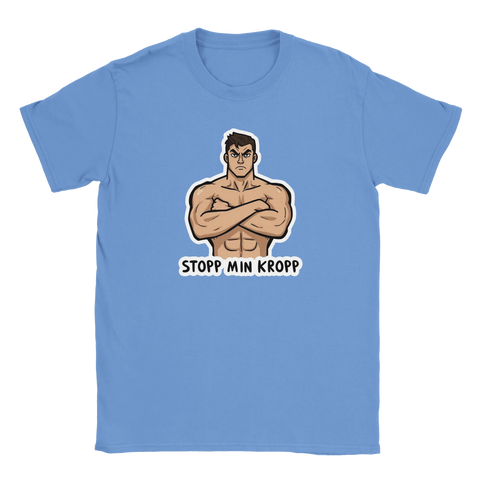 Tecknad muskulös man med korsade armar och text "STOPP MIN KROPP" på ljusblå t-shirt.
