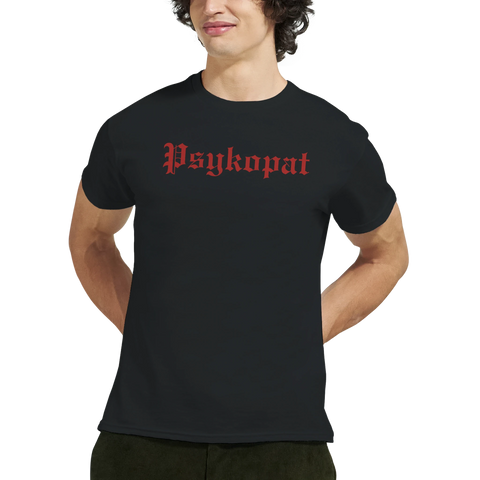 Närbild på svart t-shirt med spetsigt och kaxigt textmotiv i rött