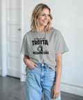 Satiriskt texttryck "Avdelningen för TRÖTTA MEDARBETARE" med kaffekopp på grå t-shirt.