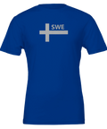 Svenska flaggan med grå text "SWE" på en kungsblå t-shirt med rund hals.