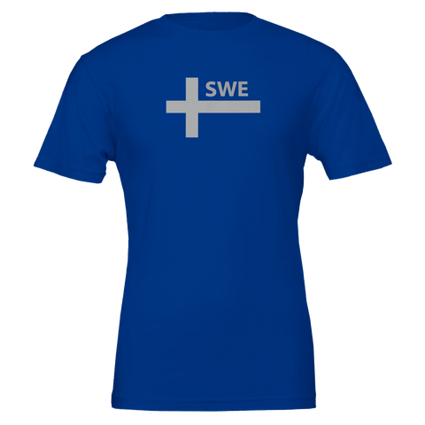 Svenska flaggan med grå text "SWE" på en kungsblå t-shirt med rund hals.