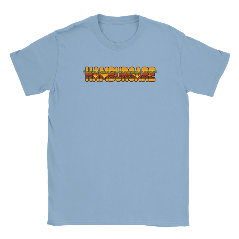 Hamburgare-text i 3D-stil med kött, ost och sallad på ljusblå t-shirt.