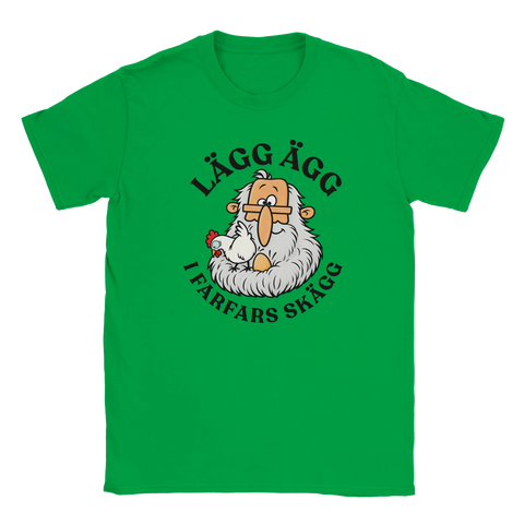 Grön t-shirt med farfar, en höna och texten ”Lägg ägg i farfars skägg”.