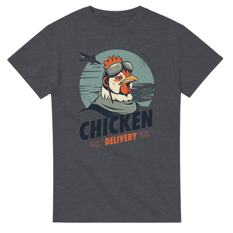 Flygande kyckling i pilotmössa med text "CHICKEN DELIVERY" på mörkgrå t-shirt.