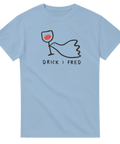 Ljusblå t-shirt med humoristiskt motiv av en fågel som dricker vin