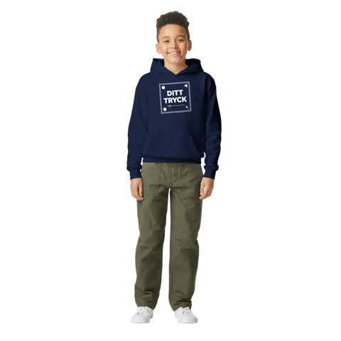 Child wearing a navy blue fleece hoodie with the text “Ditt tryck”, front view