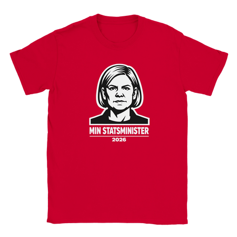 Röd t-shirt med grafiskt porträtt av Magdalena Andersson och texten Min Statsminister 2026