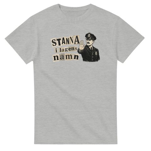 Grafiskt tryck med tidningsurklipp och polis på gråmelerad t-shirt