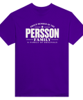 Lila t-shirt med texten Persson – A Family of Originals