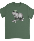 Grön t-shirt med en kapybara i grön mössa på skateboard.