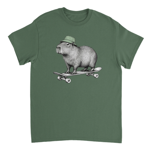 Grön t-shirt med en kapybara i grön mössa på skateboard.