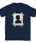Efterlyst silhuett på skrynkligt papper med tejp på mörkblå t-shirt.