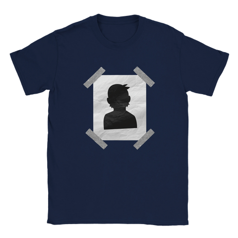 Efterlyst silhuett på skrynkligt papper med tejp på mörkblå t-shirt.