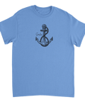 Marinblå ankare med rep och texten "Sailor" på ljusblå t-shirt.