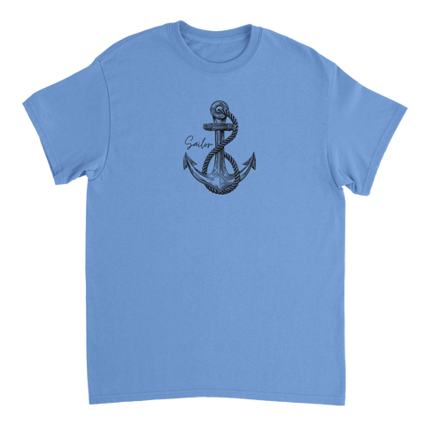 Marinblå ankare med rep och texten "Sailor" på ljusblå t-shirt.