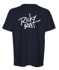 Vit "Ricky Rat" graffiti-logga på mörkblå ekologisk oversized t-shirt.