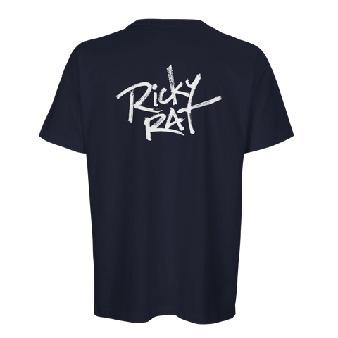 Vit "Ricky Rat" graffiti-logga på mörkblå ekologisk oversized t-shirt.
