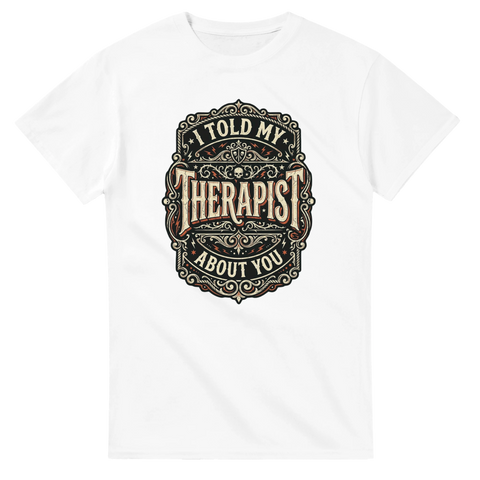 Grafiskt tryck med ornament och kaxigt citat på vit t-shirt