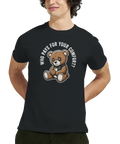 Man bär svart t-shirt med nallebjörnsmotiv och tänkvärd text