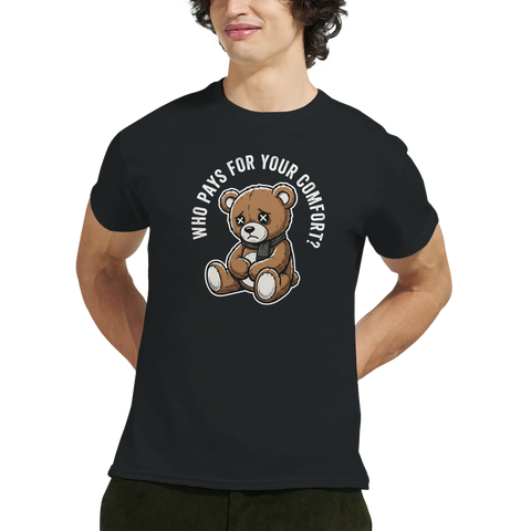 Man bär svart t-shirt med nallebjörnsmotiv och tänkvärd text