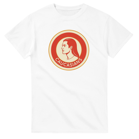 Rött retroemblem "Caucasians" med profil av man med långt hår på vit t-shirt.