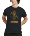Trust No One" t-shirt med man som drar av ansiktsmask och avslöjar ödla.