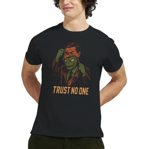 Trust No One" t-shirt med man som drar av ansiktsmask och avslöjar ödla.