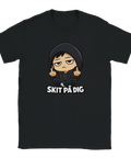 Sittande tecknad figur med huvtröja ger fingret, text "SKIT PÅ DIG" på svart t-shirt.