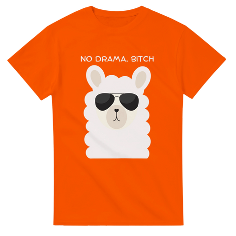 Lama med solglasögon och texten "NO DRAMA, BITCH" på orange T-shirt.