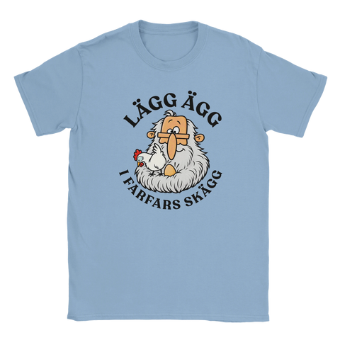 Ljusblå t-shirt med farfar, en höna och texten ”Lägg ägg i farfars skägg”.