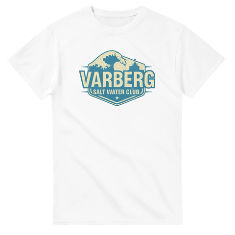 Retro badge-design med våg och kustsilhuett – vintage Varberg t-shirt