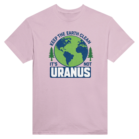 Jorden-motiv "Keep the Earth Clean it's not Uranus" på rosa t-shirt, retrostil med träd.
