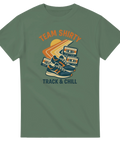 Team Shirty Track & Chill-motiv centrerat på fronten. Vintage-inspirerad design med skarpa detaljer.