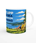 Illustration av man i solstol vid en sjö på keramisk mugg