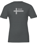 Svensk flagga i minimalistisk stil med texten SWE på mörkgrå t-shirt.