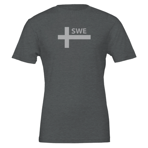 Svensk flagga i minimalistisk stil med texten SWE på mörkgrå t-shirt.
