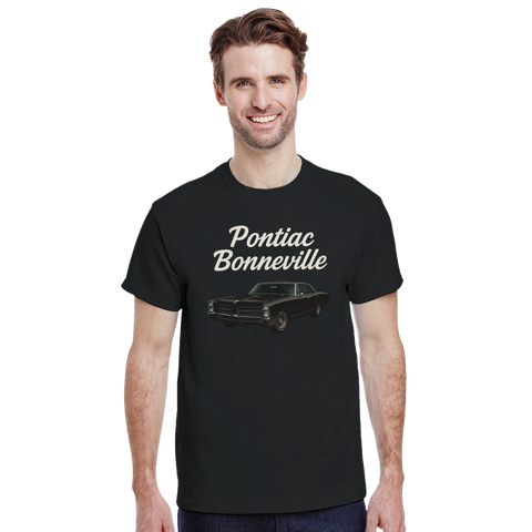 Pontiac Bonneville 1967 med vit text på svart t-shirt, retrostil.