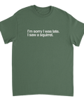 Grön T-shirt med text Sorry I was late I saw a squirrel